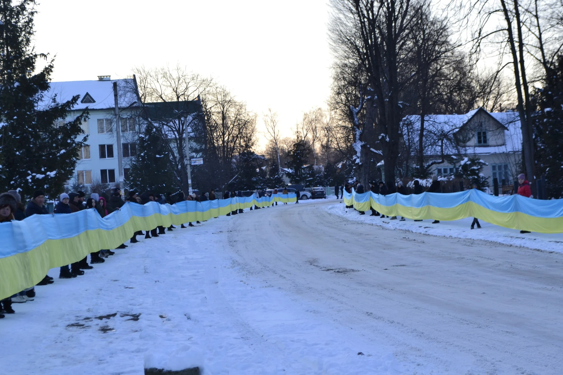 Сьогодні, 8 лютого, Солотвинська громада з сльозами на очах та живим коридором шани зустріла тіла своїх полеглих Героїв Сенчака Дмитра та Фуфалька Сергія.