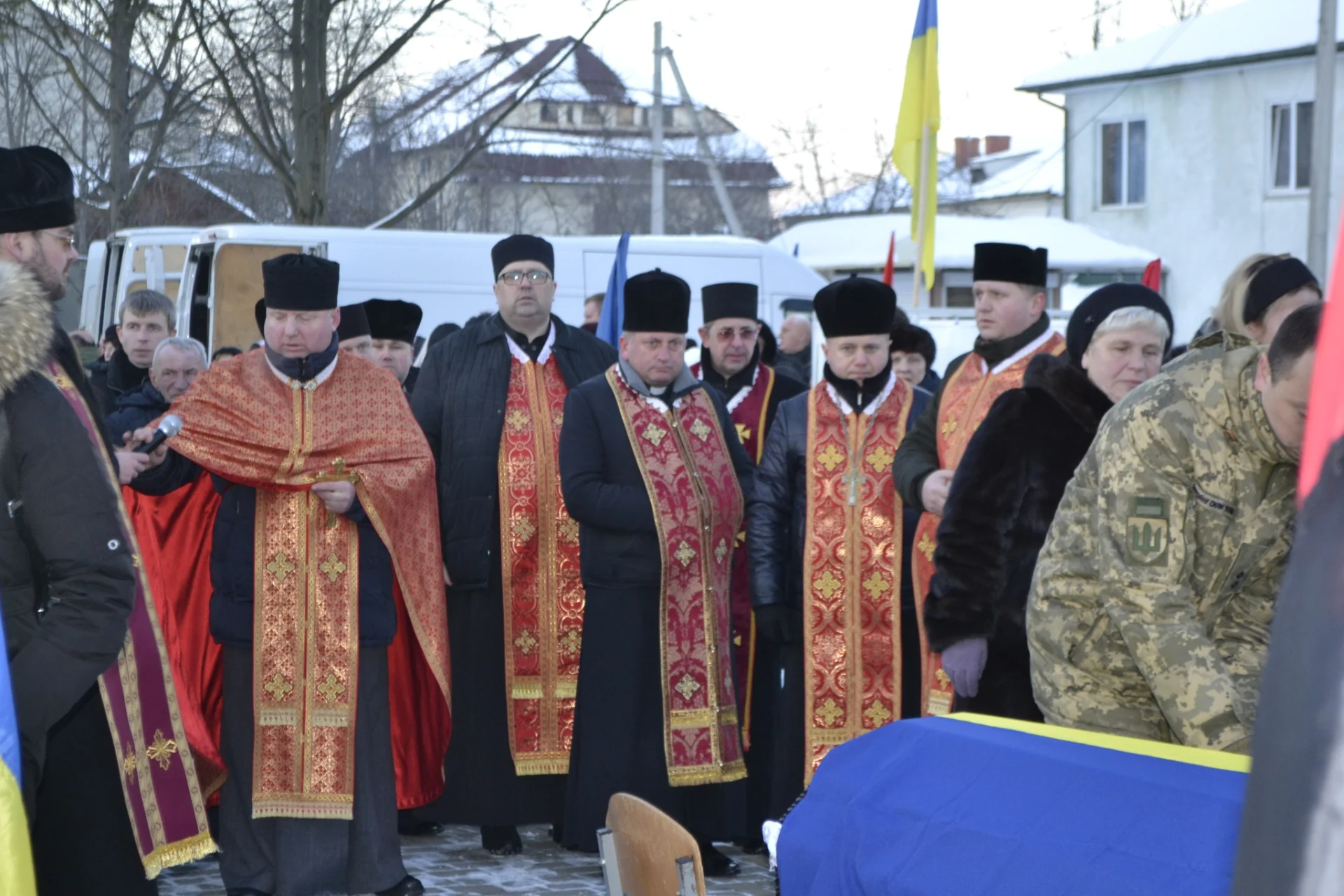 Сьогодні, 8 лютого, Солотвинська громада з сльозами на очах та живим коридором шани зустріла тіла своїх полеглих Героїв Сенчака Дмитра та Фуфалька Сергія.