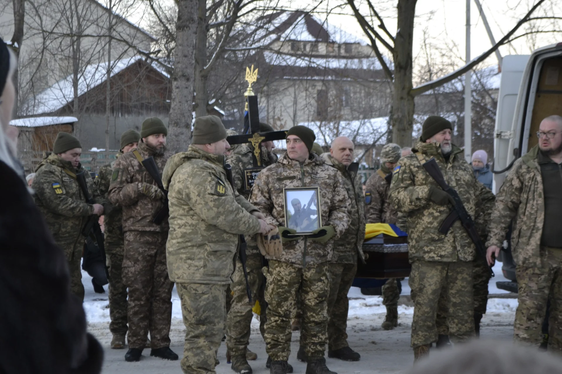 Сьогодні, 8 лютого, Солотвинська громада з сльозами на очах та живим коридором шани зустріла тіла своїх полеглих Героїв Сенчака Дмитра та Фуфалька Сергія.
