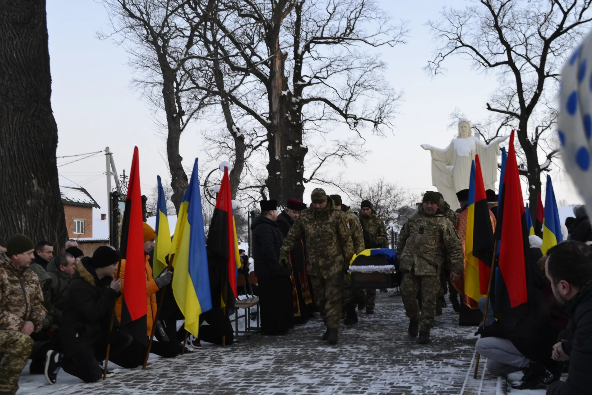 Сьогодні, 8 лютого, Солотвинська громада з сльозами на очах та живим коридором шани зустріла тіла своїх полеглих Героїв Сенчака Дмитра та Фуфалька Сергія.