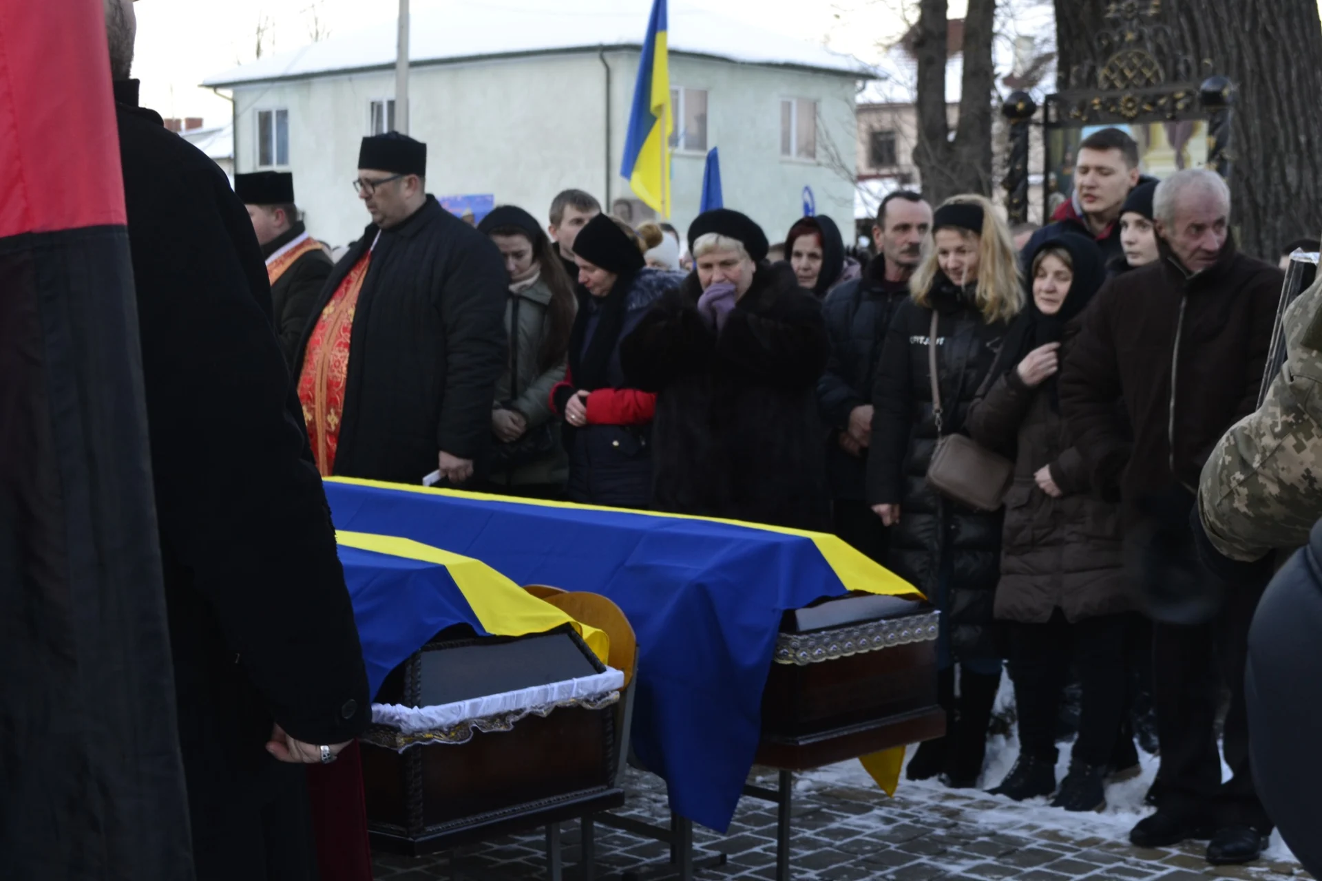 Сьогодні, 8 лютого, Солотвинська громада з сльозами на очах та живим коридором шани зустріла тіла своїх полеглих Героїв Сенчака Дмитра та Фуфалька Сергія.