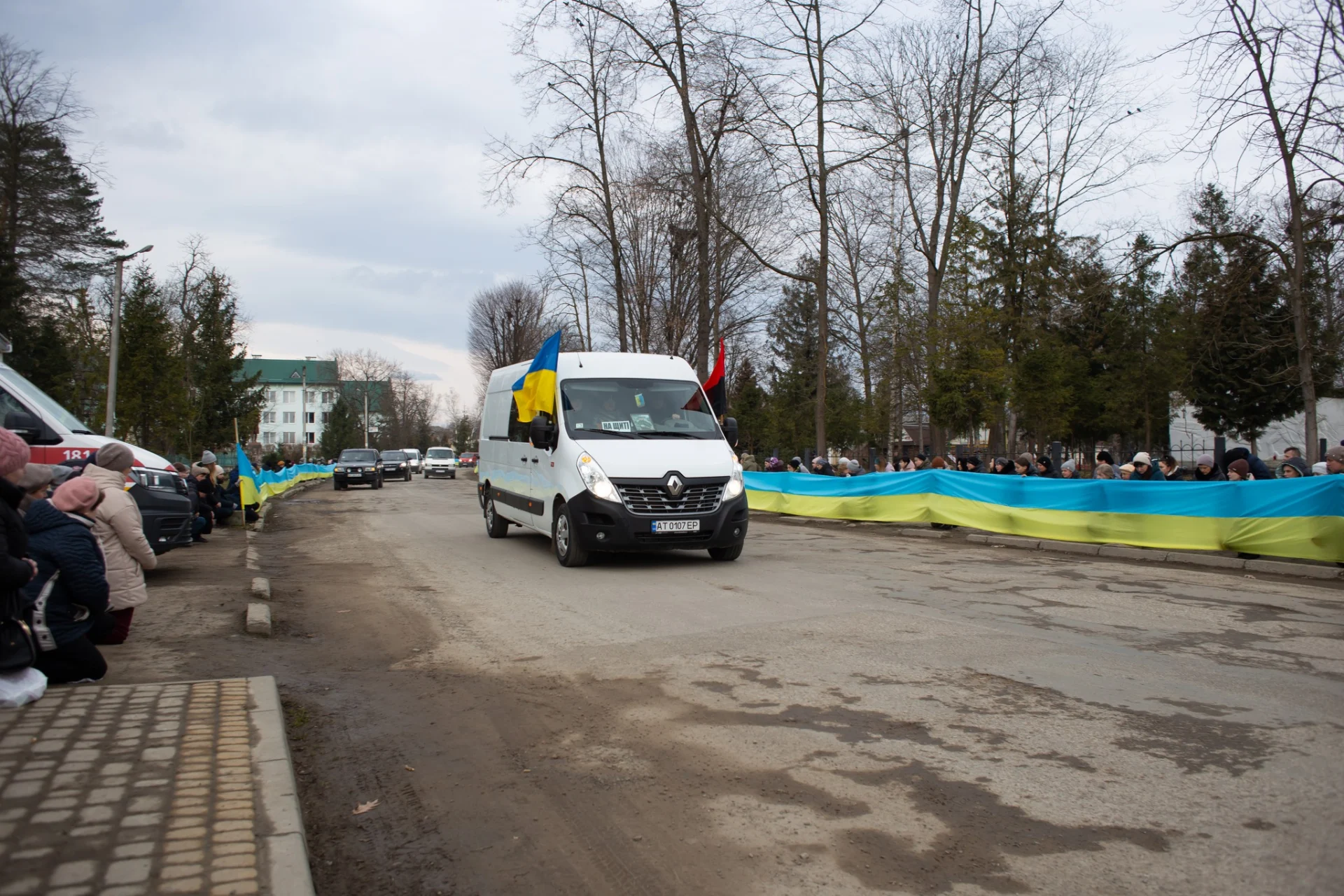 На колінах та зі сльозами на очах Солотвинська громада зустріла тіло полеглого Воїна Миколи Красілича