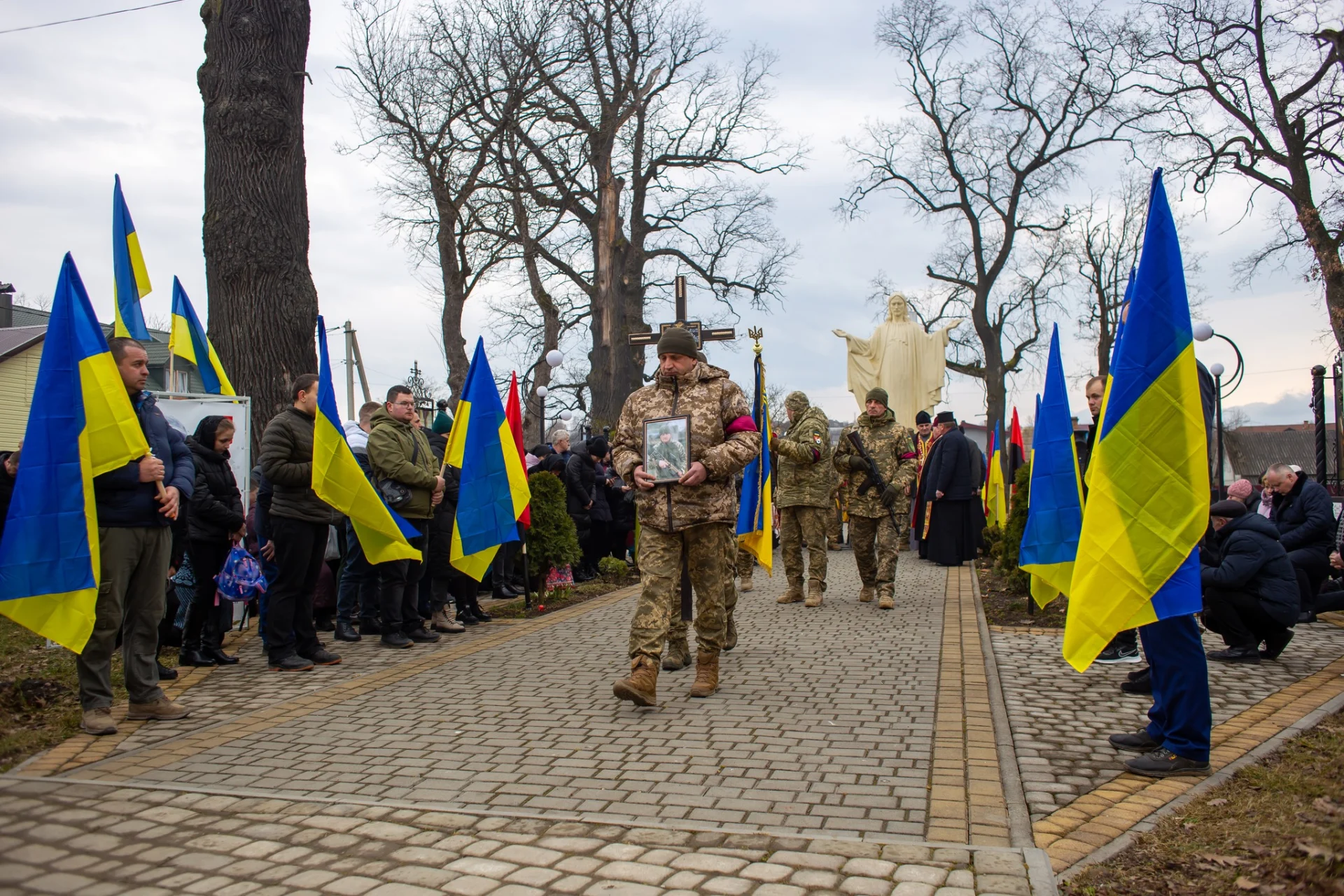 На колінах та зі сльозами на очах Солотвинська громада зустріла тіло полеглого Воїна Миколи Красілича