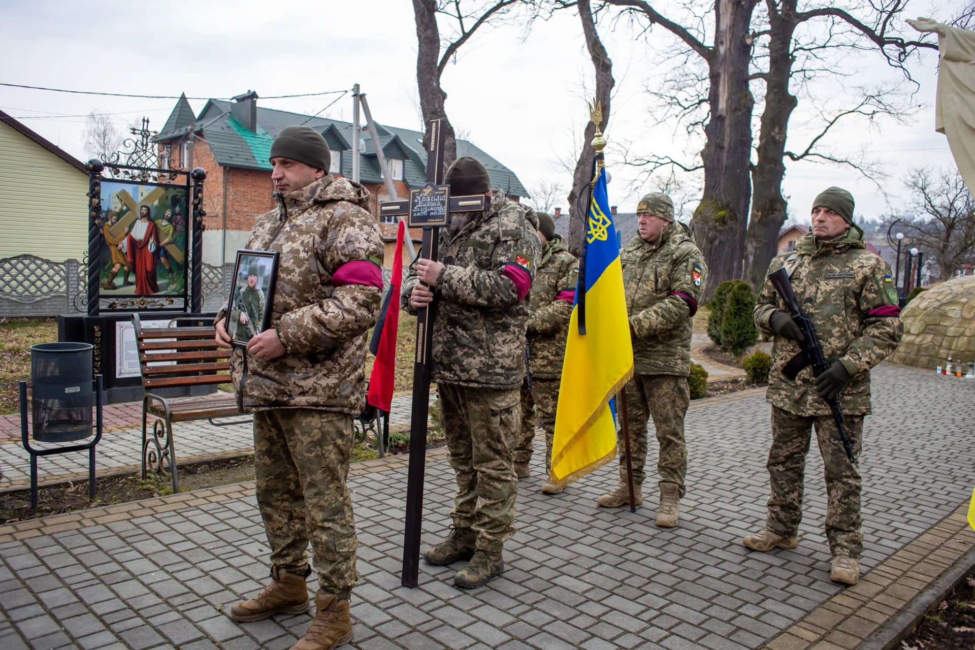 На колінах та зі сльозами на очах Солотвинська громада зустріла тіло полеглого Воїна Миколи Красілича