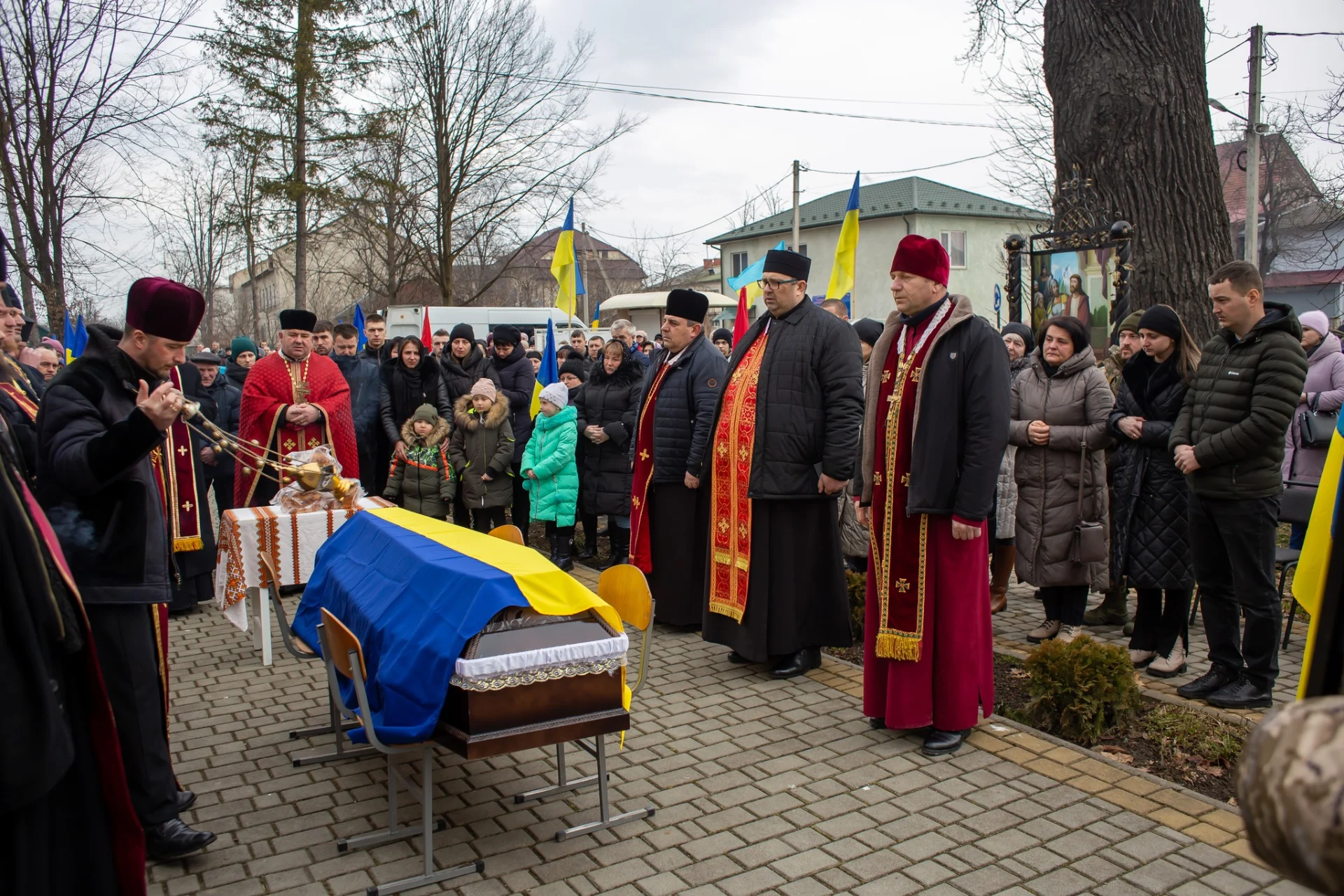 На колінах та зі сльозами на очах Солотвинська громада зустріла тіло полеглого Воїна Миколи Красілича