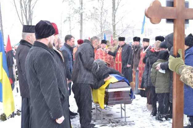 Солотвинська громада зустріла тіло свого полеглого Героя Михайла Дроздюка