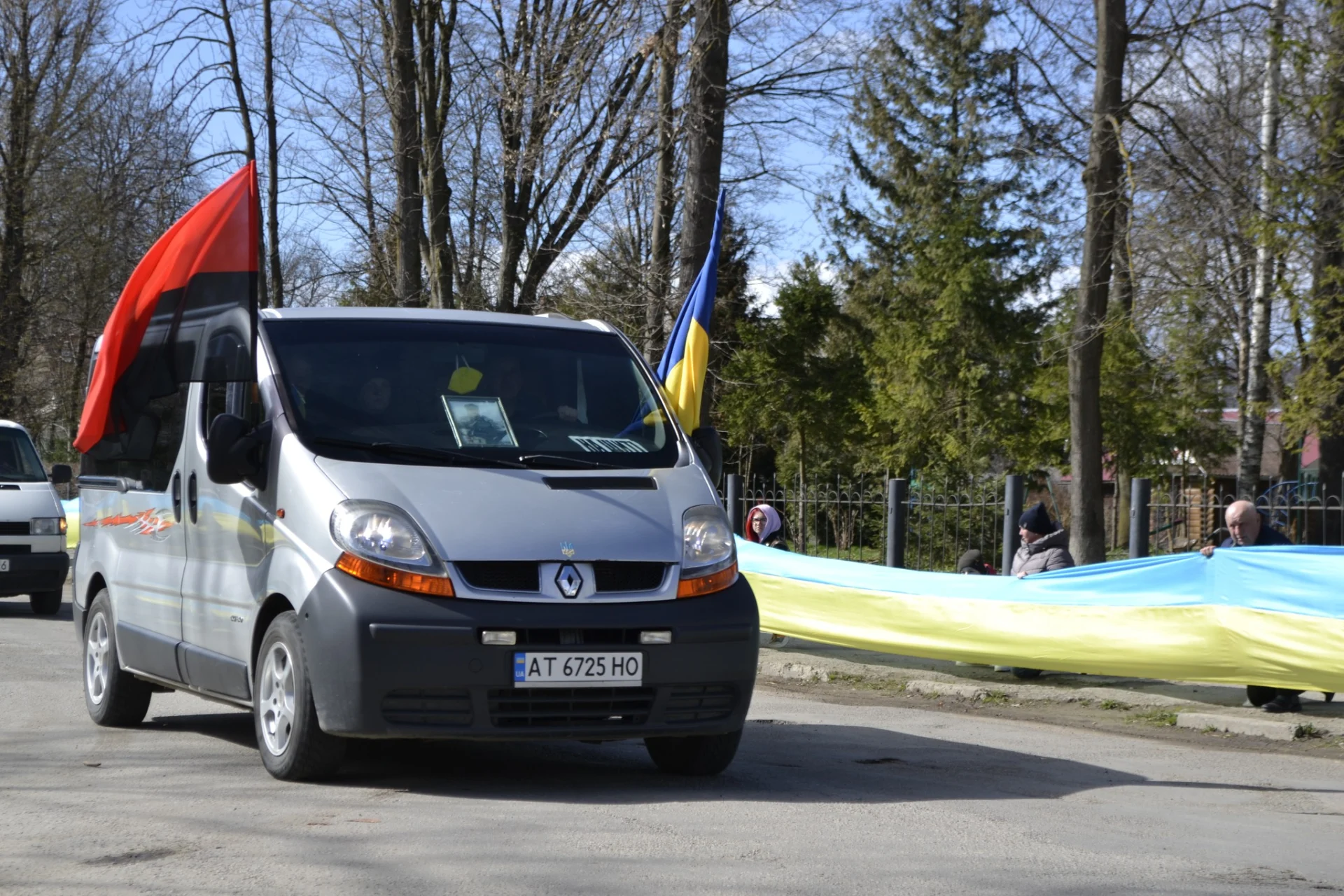 Солотвинська громада з глибоким сумом та сльозами на очах зустріла тіло полеглого Героя Андрія Мельника.