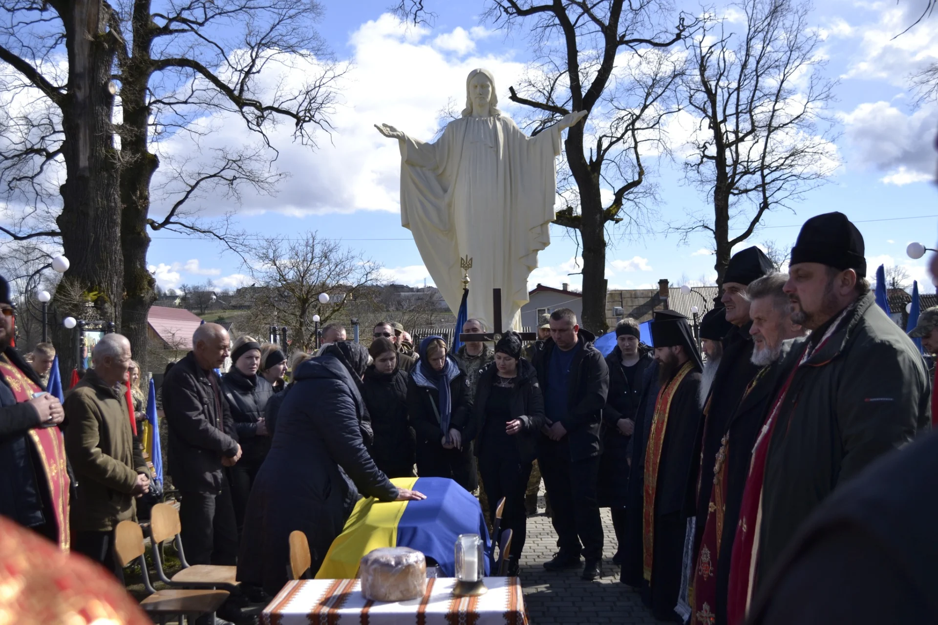Солотвинська громада з глибоким сумом та сльозами на очах зустріла тіло полеглого Героя Андрія Мельника.