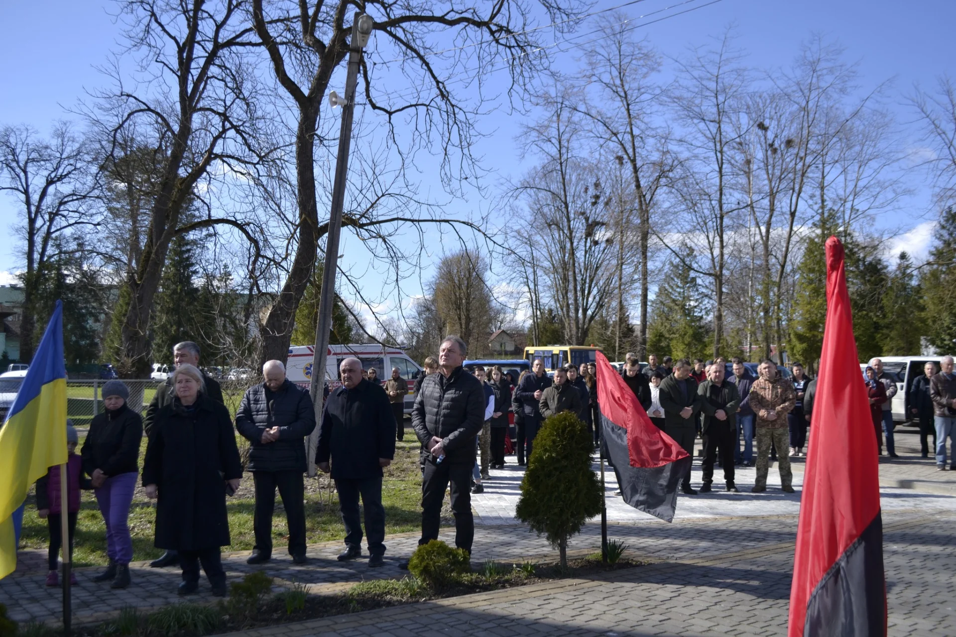Солотвинська громада з глибоким сумом та сльозами на очах зустріла тіло полеглого Героя Андрія Мельника.