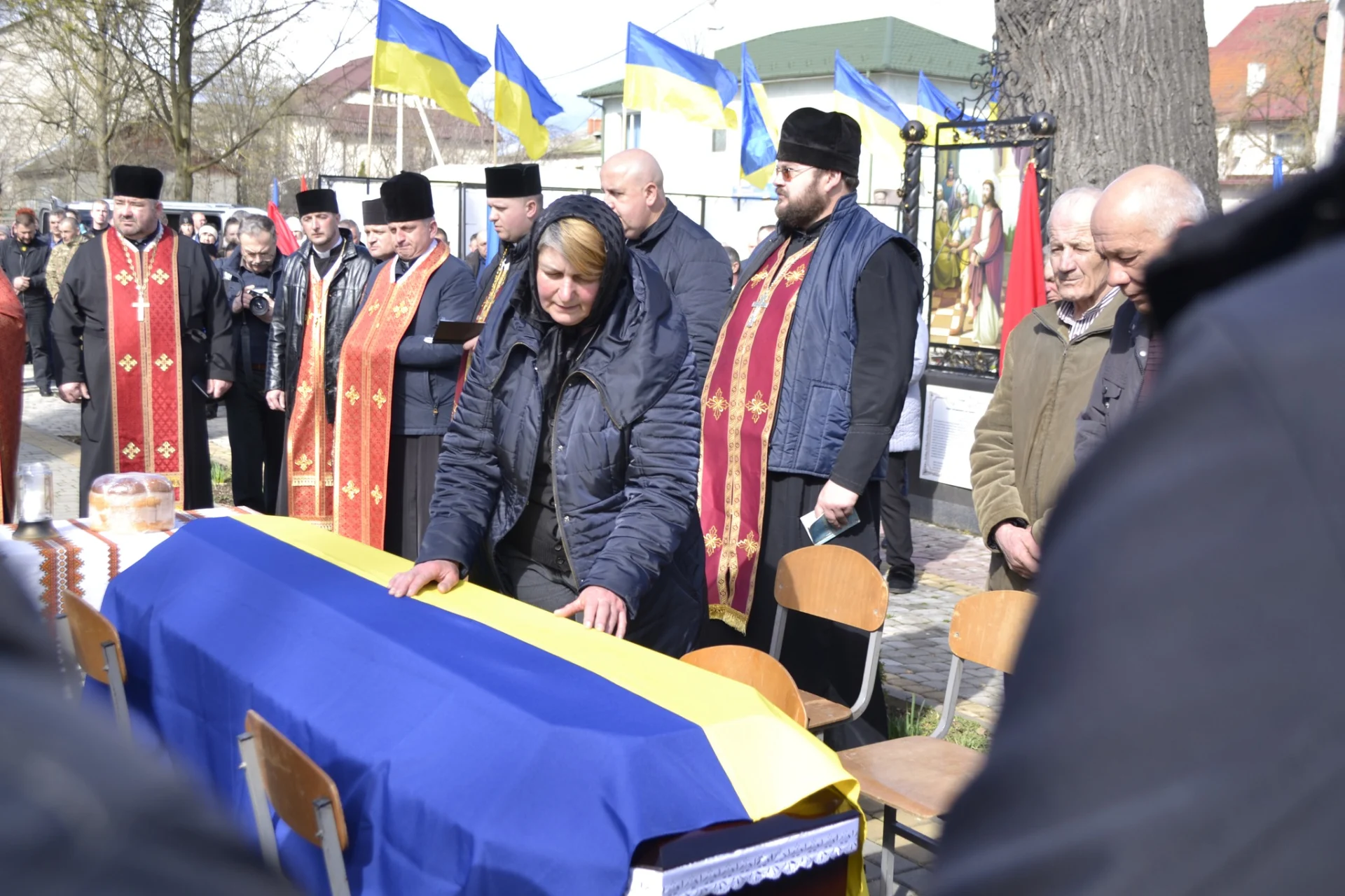 Солотвинська громада з глибоким сумом та сльозами на очах зустріла тіло полеглого Героя Андрія Мельника.