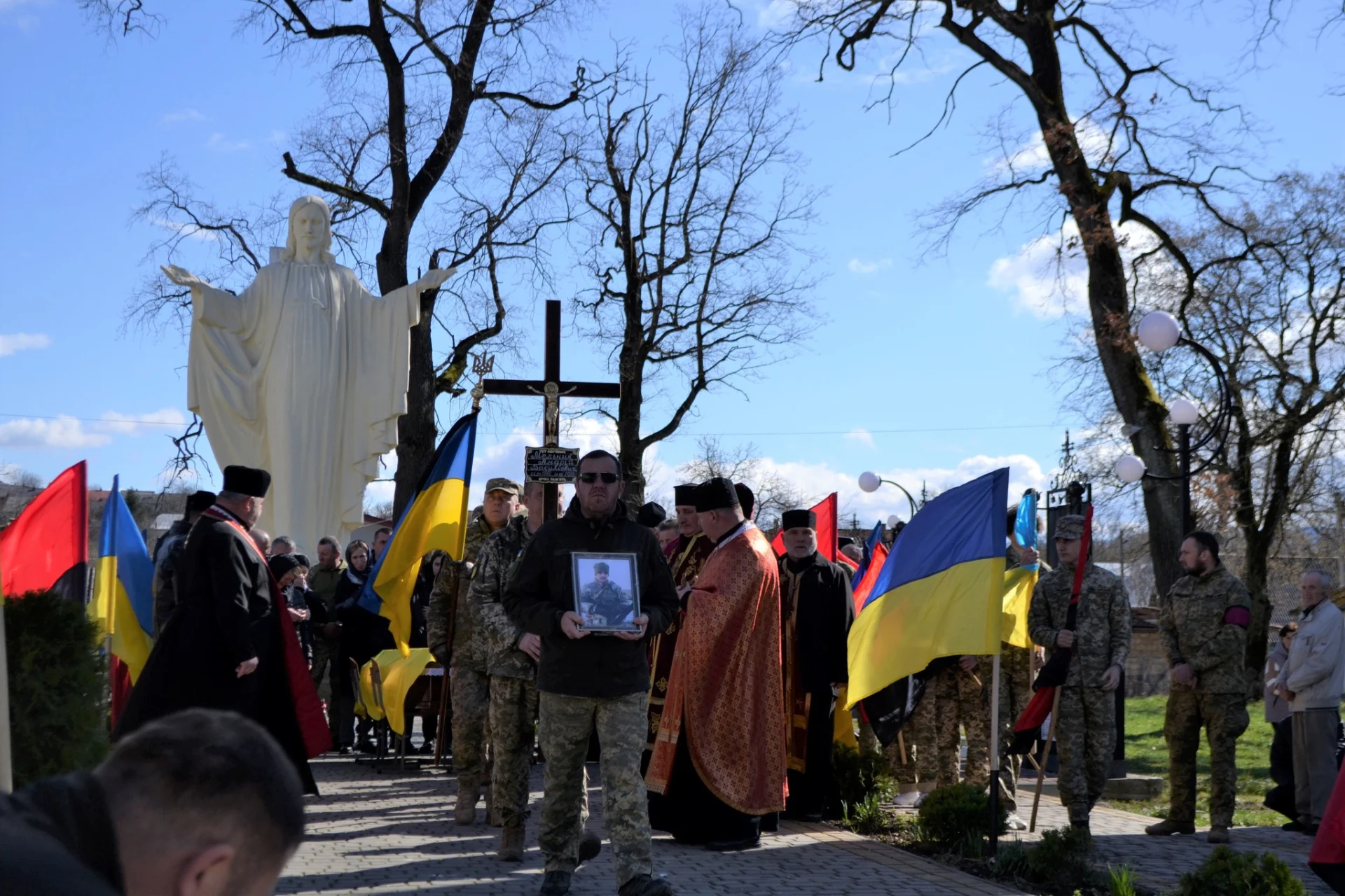 Солотвинська громада з глибоким сумом та сльозами на очах зустріла тіло полеглого Героя Андрія Мельника.