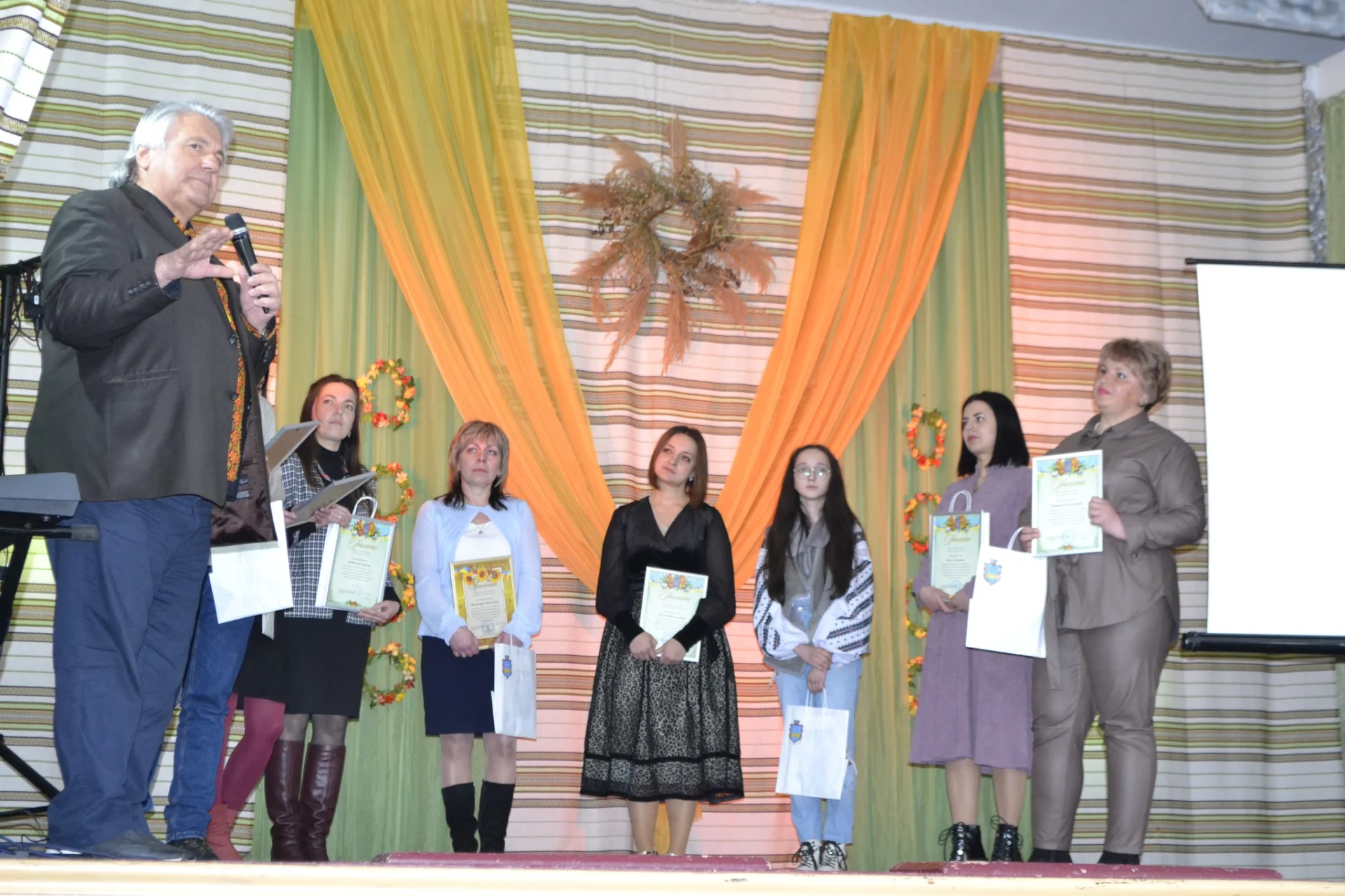 У Солотвинській громаді відбувся культурний захід "Відкриваємо двері творчим особистостям".