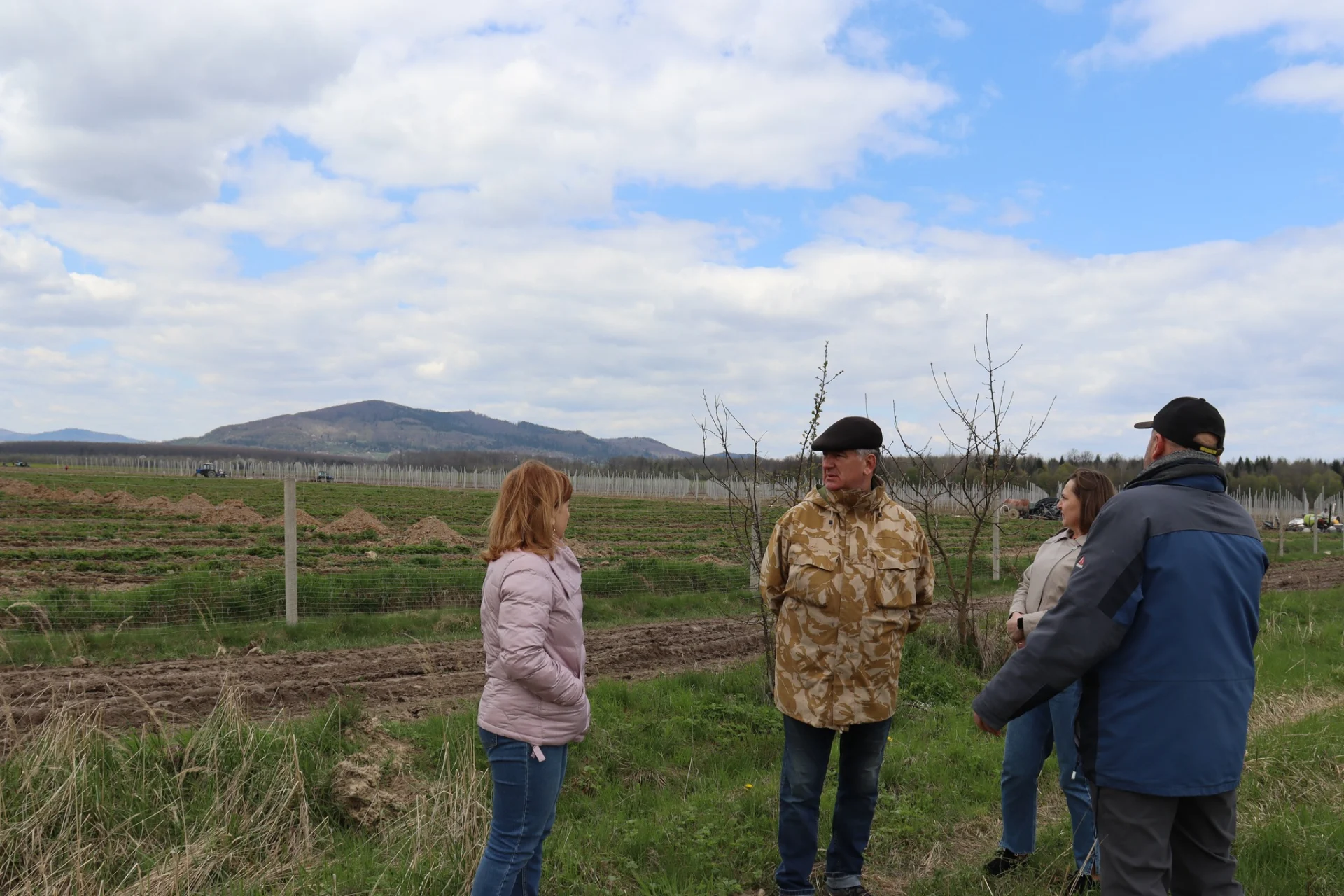 В Солотвинській територіальній громаді почали висадку фруктових дерев.